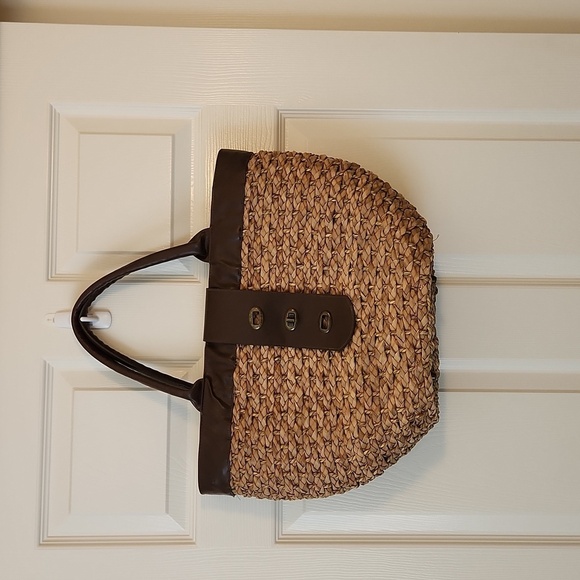 Big Brown Straw Bag With Animal Print Lining And Front Hardware Closure - Picture 11 of 15